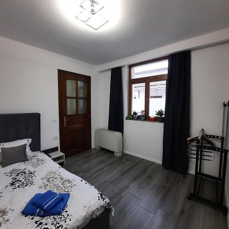 House Side By Side Appartement Braşov Buitenkant foto