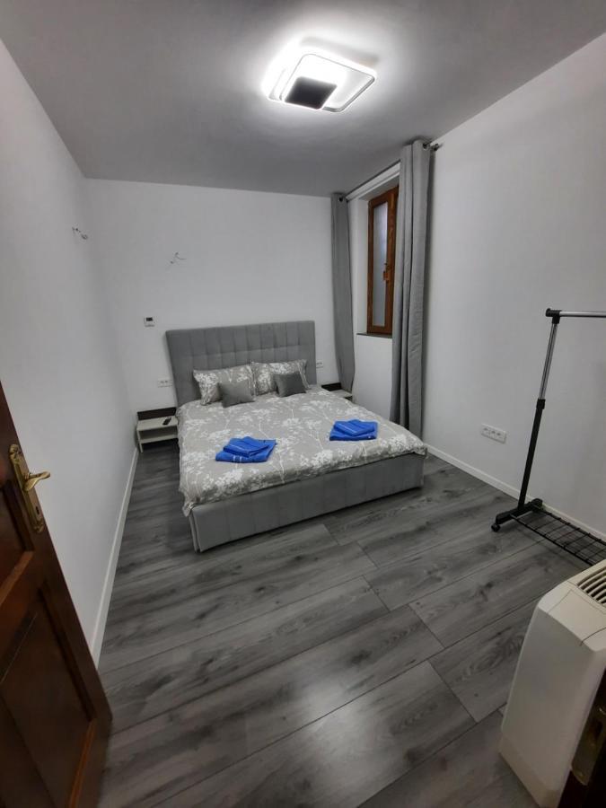 House Side By Side Appartement Braşov Buitenkant foto